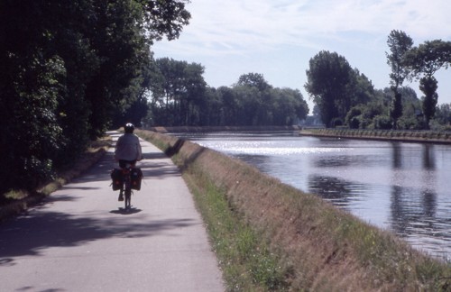 Kanal von Ostende nach Brügge mit seitlichem Radweg