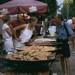 Pfannengerichte (Paella und Nudeln) werden in riesigen Pfannen angeboten
