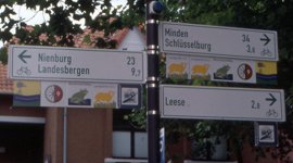 Vorbildliche Radwegbeschlderung mit Entfernungs- und Themenroutenhinweisen in Stolzenau