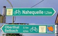 Typische Beschilderung und Wegweiser zur Nahequelle auf dem Nahe-Radweg