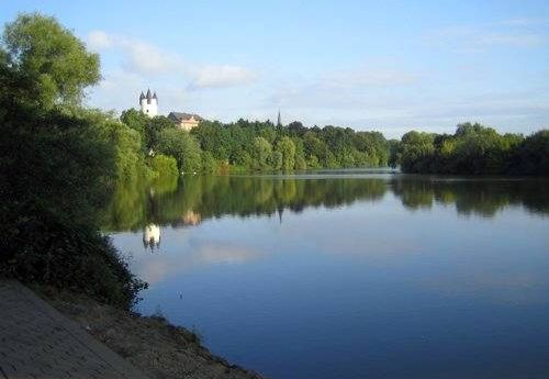 schöne Aussicht auf ein Schlösschen