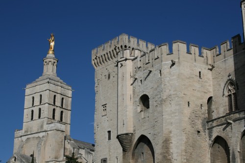 der Papstpalast mit der goldenen Madonna