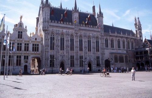 Rathaus mit Kirche von Brügge