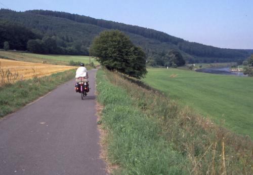 Landschaft mit Fulda-Radweg