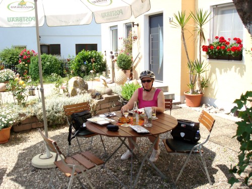 Frau Tscherpel bei der Kaffeepause