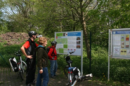 eine Infotafel mit einem Radler