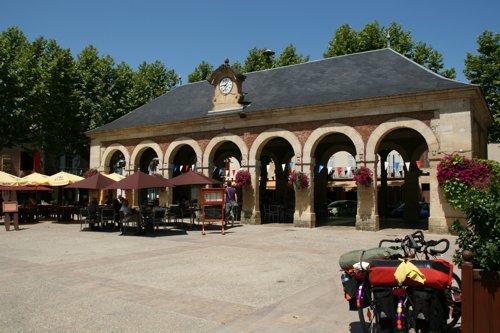 die Markthalle in Lalinde