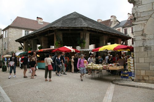 Markthalle mit Wochenmarkt in Martel