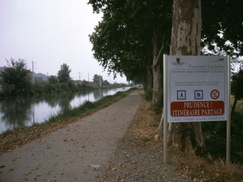 Garonne mit Hinweisschild für Radler