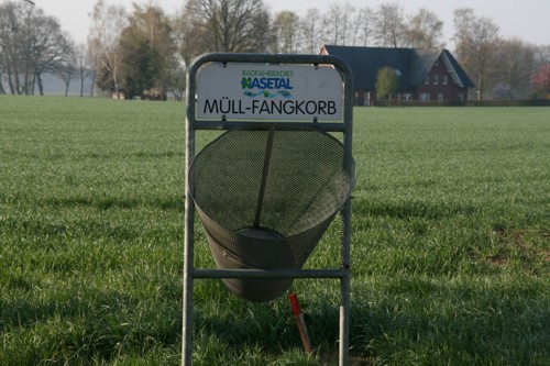 Müllfänger am Radweg