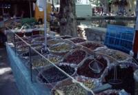 Markt mit typischen Produkten der Provence am Teich des Ortes