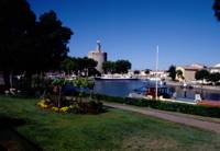 Aigues Mortes auf die Stadtmauer und Hafenbecken gesehen