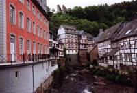 Rotes Haus in Monschau mit weiteren Fachwerkhäusern