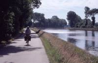 Kanal von Ostende nach Brügge mit seitlichem Radweg