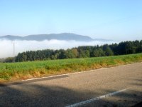 Nebel im Tal mit schlechter Sicht