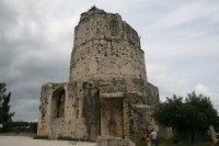 der Tour Magne am hoechsten Punkt in Nimes