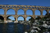 die Pont-du-Gard, ein altes aus der Römerzeit stammendes Äquadukt