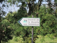 Trier-Beaune Radwegschild in Frankreich an der Grenze