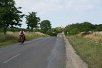 Blick zurück über Landschaft und Strasse