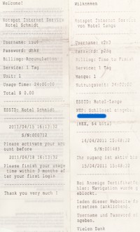 zwei Zettel mit den Zugangsdaten zum WLAN