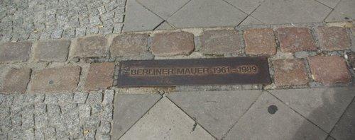 Doppelkopfsteinpflasterlinie für die Berliner Maür