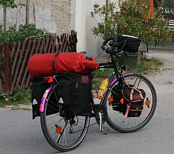 mein Fahrrad mit viel Gepäck in den Gepäcktaschen