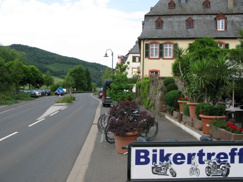 Pause im Bikertreff mit Kaffee und Kuchen