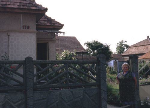 Pensionsfrau vor Ihrem Haus