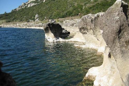 bei der Wanderung fotografiert: ausgespülte Felsen der Gardon