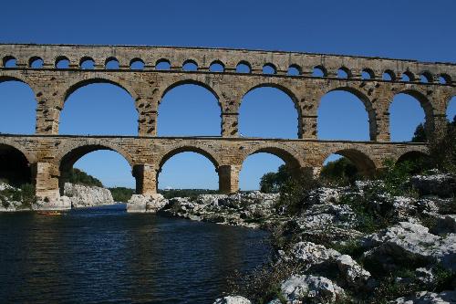die Pont-du-Gard. ein altes aus der Römerzeit stammendes Äquadukt