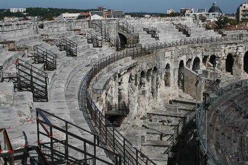 Arena von Nimes. mit Blick auf die Tribünen