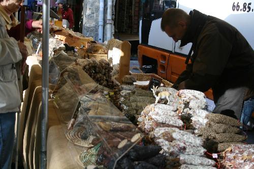 Wochenmarkt in Uzes: ein Metzger bietet seine Waren an