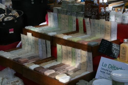 Wochenmarkt in Uzes: ein Stand mit Seife aus der Provence