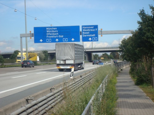 Der Radweg führt auch entlang der Autobahn A5