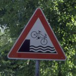 Achtung: Fahrrad stürzt ins Wasser