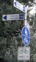 Fahrradbeschilderung des Radweges R1 und örtlicher Radwegweiser