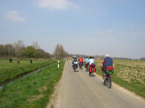 Radlergruppe fährt über einen Feldweg
