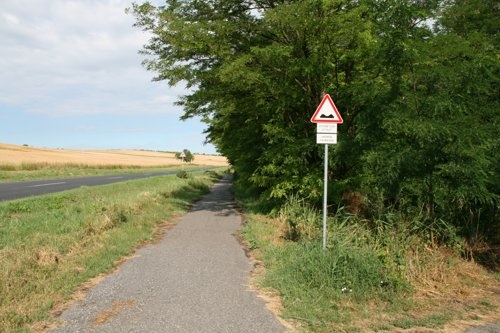 Ausschilderung eines unebenen Radweges