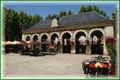 Markthalle in Lalinde Frankreich mit Reiserädern