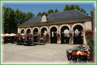 Markthalle in Lalinde Frankreich mit Reiserädern